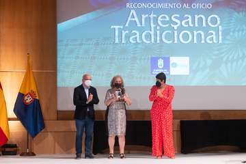 Homenaje del Cabildo a las caladoras grancanarias/TA.
